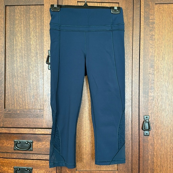 Lululemon Twist and Train Crop 19” - Picture 5 of 8